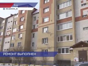 На отсутствие ремонта в подъезде пожаловались жильцы дома № 17 в микрорайоне «Красногорка» на Бору